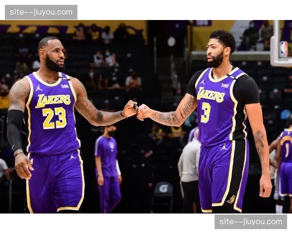 湖人伤病报告更新 东契奇里夫斯确认缺席首轮归期未定